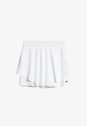 Witte gelaagde sportrok met brede tailleband en klein zwart logo nabij de zoom op een effen witte achtergrond.