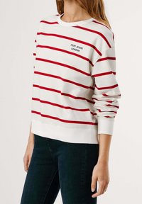 Sudadera blanca con franjas horizontales rojas, cuello redondo y logo "PEPE JEANS LONDON" en el pecho. Material de algodón, corte cómodo.