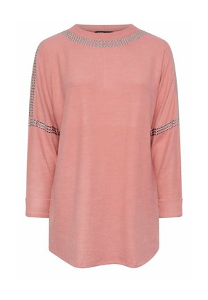 Różowa bluzka z długim rękawem, z okrągłym dekoltem, srebrnymi zdobieniami wzdłuż szwów na ramionach oraz luźnym krojem z podwiniętymi mankietami.