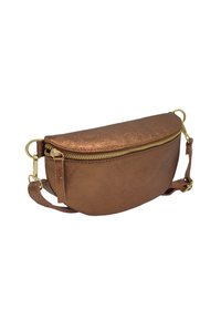 Pochette en cuir brun avec une forme arrondie, fermeture éclair métallique dorée et une bandoulière réglable. Texture lisse avec un léger éclat.