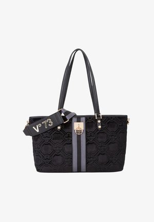 Sac fourre-tout noir avec motif floral texturé, accent rayé gris, ferrures dorées, double poignée et bandoulière ajustable avec logo.