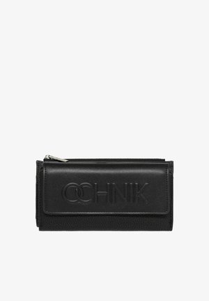 Czarny skórzany portfel o teksturowanym wykończeniu, wytłoczone logo, zamknięcie na zamek oraz kompaktowy prostokątny kształt.