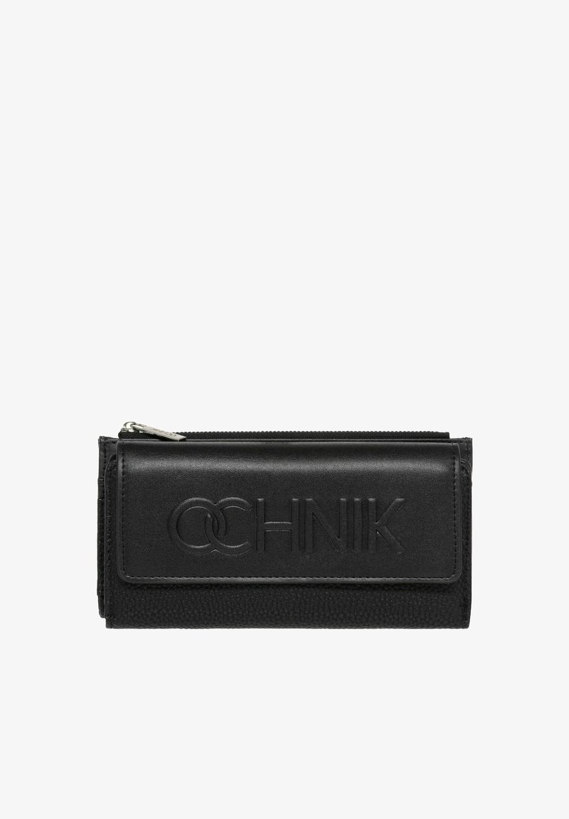 Czarny skórzany portfel o teksturowanym wykończeniu, wytłoczone logo, zamknięcie na zamek oraz kompaktowy prostokątny kształt.