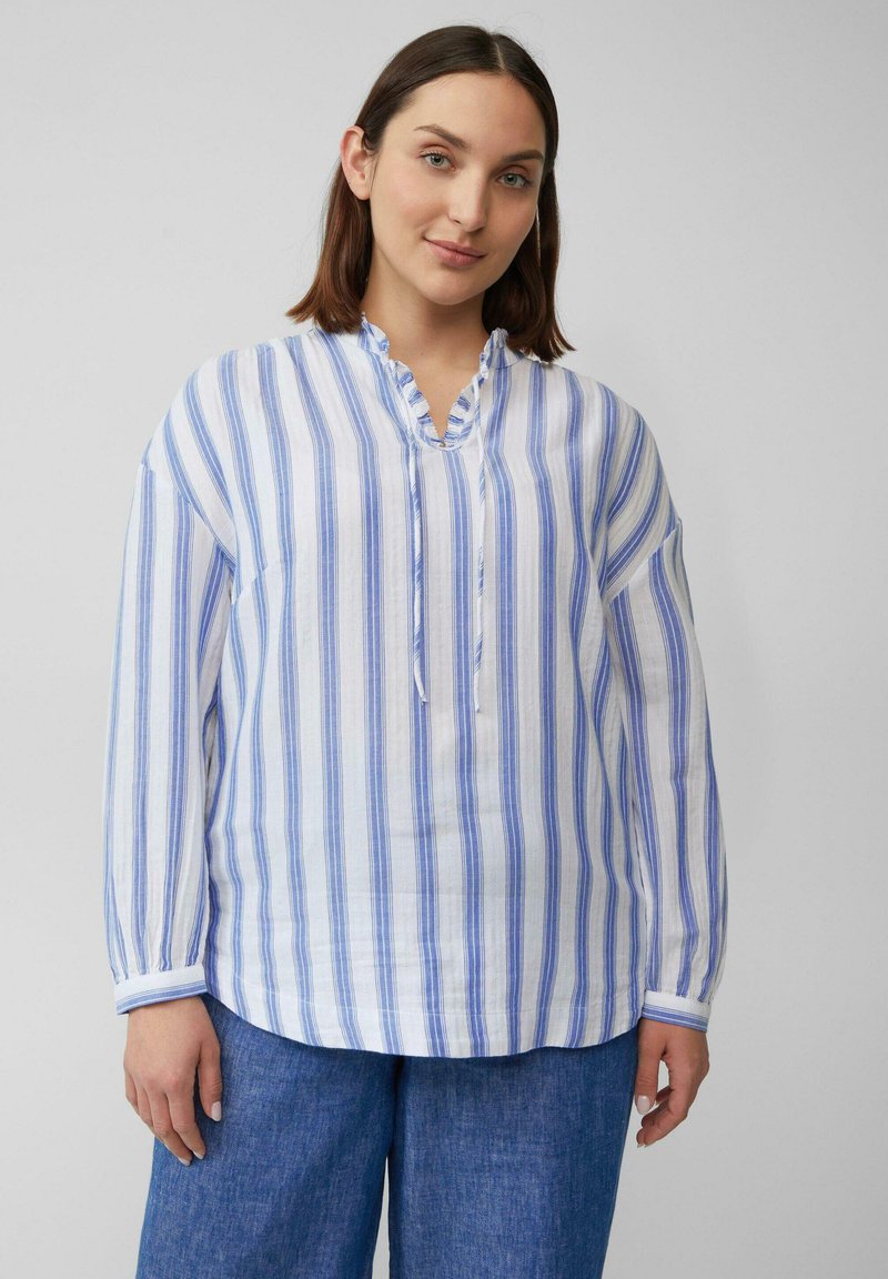 Gestreepte blouse met blauw en witte verticale strepen, gemaakt van lichte stof. Heeft een ruches halslijn en lange mouwen met manchetten.