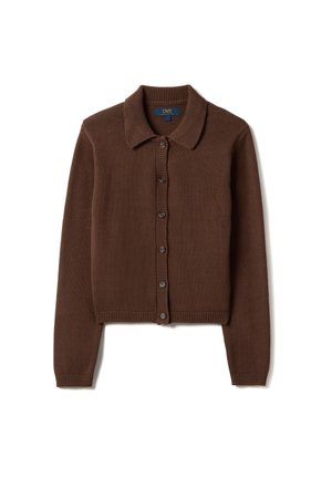 Cárdigan marrón de punto con mangas largas, cierre frontal con botones, cuello, puños y bajo acanalados, colocado plano sobre fondo blanco.