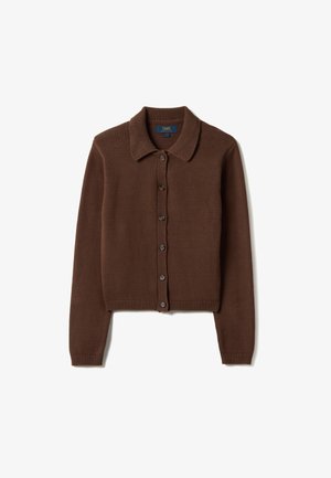 Cardigan marron tricoté à manches longues, boutonné sur le devant, col, poignets et ourlet côtelés, posé à plat sur fond blanc.