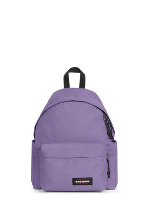 Zaino Eastpak viola con manico nero, tasca frontale con zip e chiusura principale con zip su sfondo bianco.