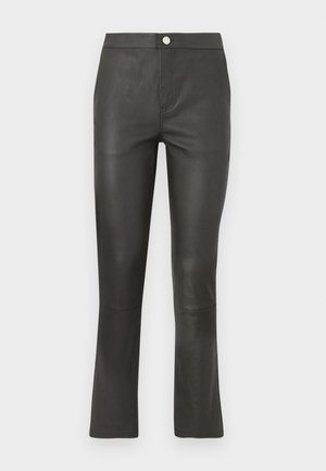 Pantalon en cuir noir avec une coupe ajustée, jambes droites et coutures subtiles. Il est doté d'une fermeture à bouton à l'avant et ne possède pas de poches.