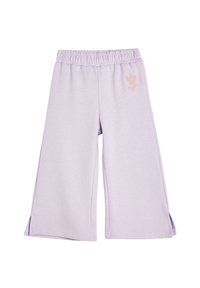 Pantalones de chándal en color lila, confeccionados en una tela suave, con un diseño de pierna ancha, cinturilla elástica y aberturas laterales con un pequeño estampado de hojas en rosa.