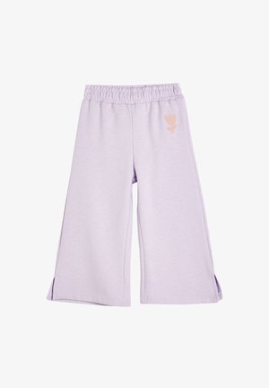 Fioletowe dresy wykonane z miękkiego materiału, z szerokimi nogawkami, elastycznym paskiem w talii oraz bocznymi rozporkami z drobnym różowym nadrukiem w kształcie liścia.