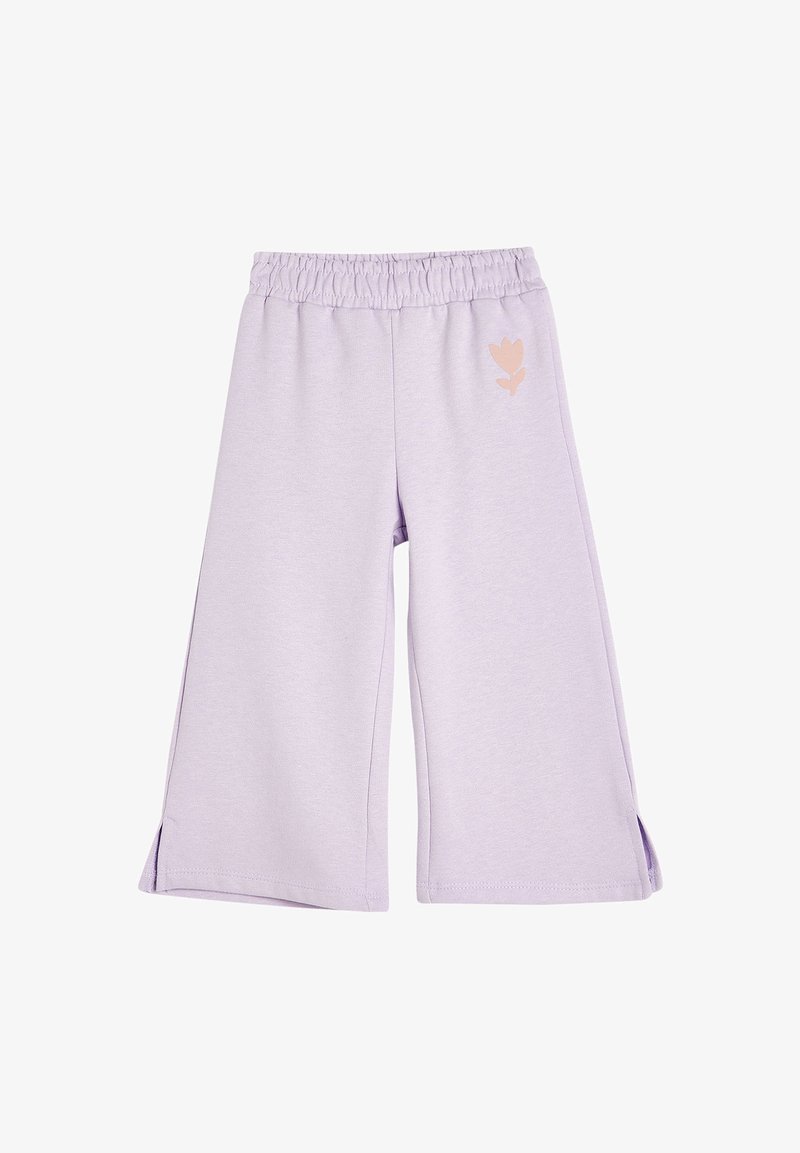 Pantalons de survêtement lilas en tissu doux, avec un design à jambes larges, une taille élastique et des fentes latérales ornées d'un petit motif de feuilles roses.