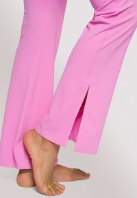 OCEANSAPART VENUS FLARED - Broek - diva pink
