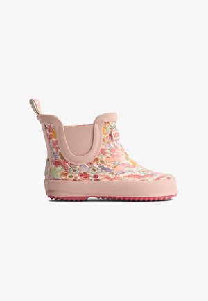 Cizmă de ploaie roz pentru gleznă cu model floral multicolor, buclă pentru tragere la călcâi, panouri laterale elastice și talpă texturată pentru aderență.