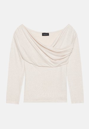 Off-white garšīga piedurkņu krekls ar drapētu cowl kaklu. Mīksta auduma ar gludu tekstūru. Etiķete redzama pie kakla. Vienkāršs dizains.