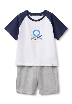 Wit T-shirt met korte mouwen in marineblauw en een meerkleurig logo, gecombineerd met effen lichtgrijze shorts.