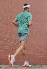 Nike Performance INVINCIBLE 3 - Tekaški copati za cesto - orange, blue