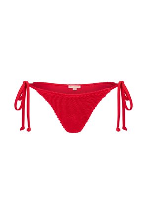 Bas de maillot de bain rouge avec une texture tricotée, des liens sur le côté et un tissu lisse. Le design présente une forme minimaliste et une couleur vive.