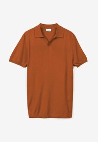 Rust-orange lyhythihainen polo-paita pehmeällä kauluksella ja V-mallisella aukolla, asetettuna tasolle valkoista taustaa vasten.