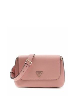 Sac à bandoulière en cuir rose avec une sangle réglable et un logo triangulaire métallique sur le rabat avant.