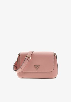 Sac à bandoulière en cuir rose avec une sangle réglable et un logo triangulaire métallique sur le rabat avant.