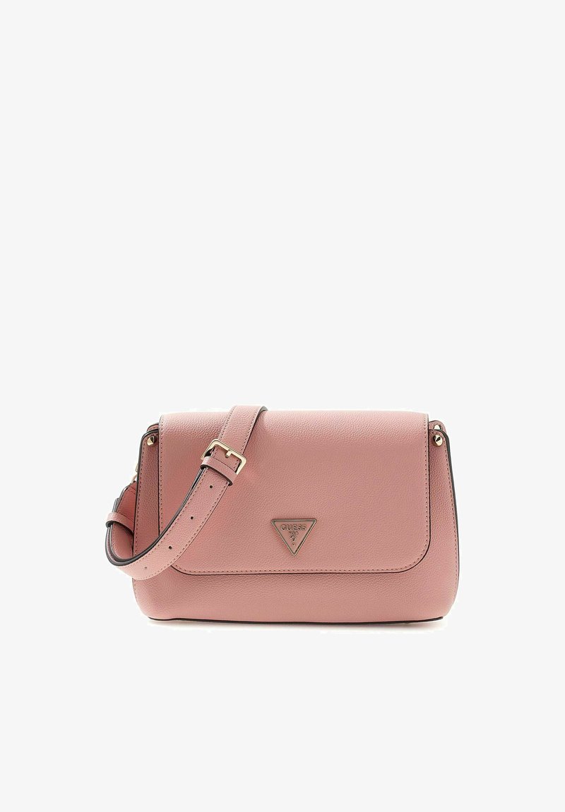 Sac à bandoulière en cuir rose avec une sangle réglable et un logo triangulaire métallique sur le rabat avant.