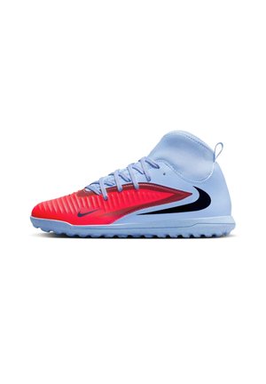 Rode en blauwe voetbalschoenen met een gestructureerde bovenkant, hoge ontwerp en rubberen zool met een golfpatroon en opvallende logo-accenten.