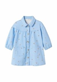 Camicia di cotone azzurro chiaro con maniche a sbuffo corte, dotata di colletto, bottoni davanti e piccoli motivi a farfalla su tutta la superficie.