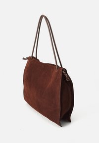 Borsa in suede marrone con due lunghe cinghie in pelle, design semplice, forma rettangolare e texture morbida. Presenta una leggera piegatura.