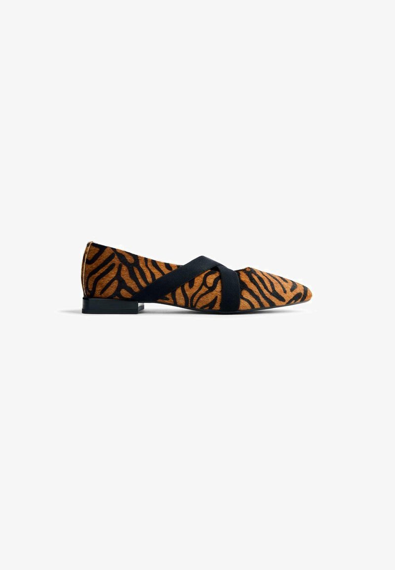 Ballerines à bout pointu avec un motif rayé tigre en orange et noir. Elles affichent une sangle noire en croix et un petit talon carré.