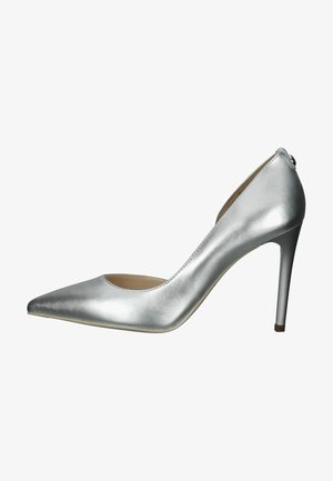 Escarpin métallique argenté à talon haut avec un bout pointu, un design épuré, des côtés semi-transparents et un talon aiguille. Texture lisse.