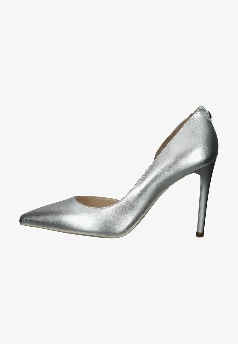 Escarpin métallique argenté à talon haut avec un bout pointu, un design épuré, des côtés semi-transparents et un talon aiguille. Texture lisse.