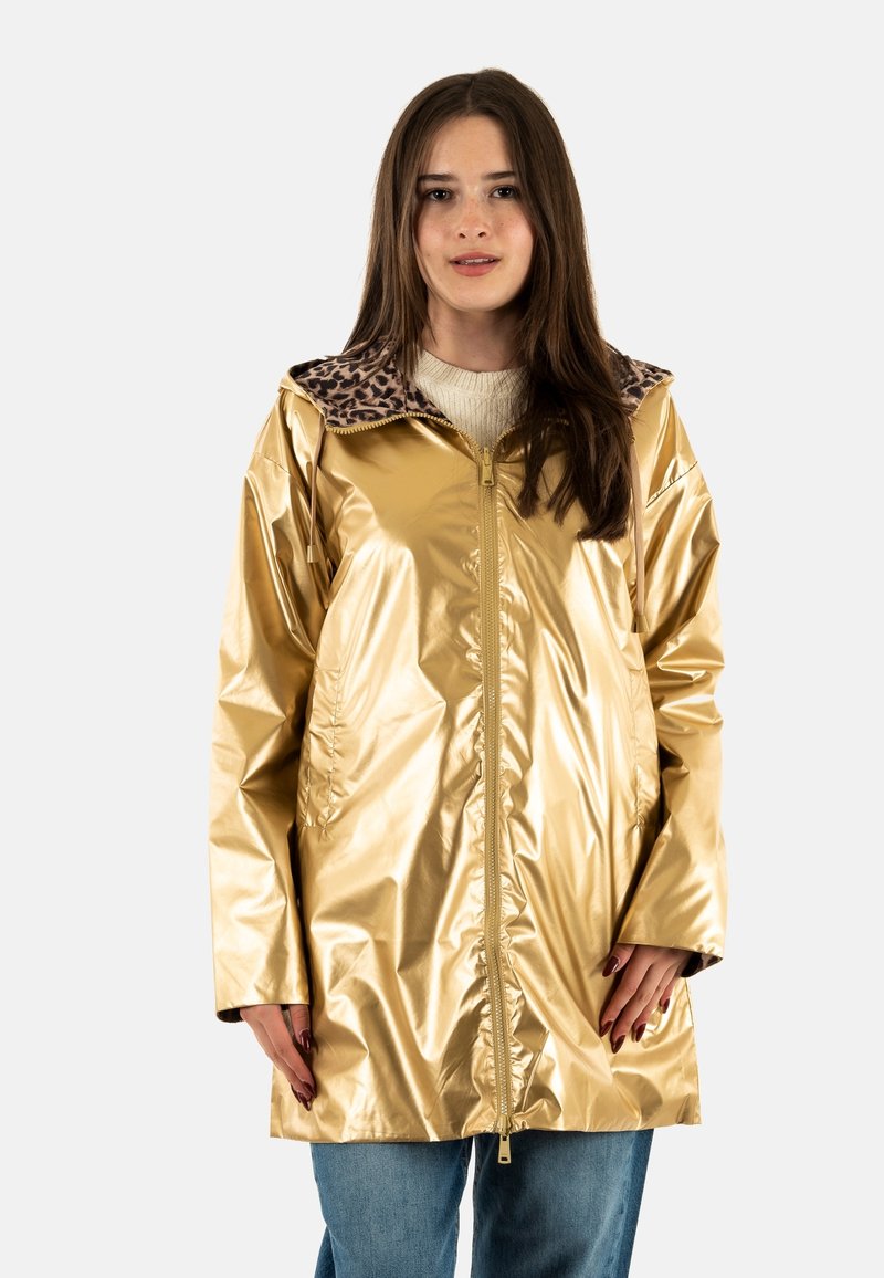 Imperméable doré et brillant avec une fermeture éclair à l'avant et un col en imprimé léopard. Présente une coupe décontractée et des poches spacieuses. Texture lisse.
