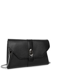 Clutch bag in pelle nera con finitura testurizzata, design piegato, chiusura a scatto magnetica e tracolla in catena argentata.