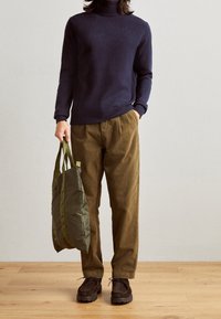 Lindbergh Tygbyxor - sand