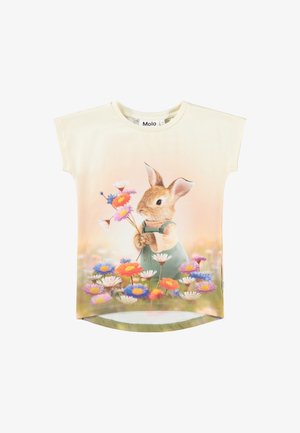 Kortærmet kremfarvet t-shirt med en dekorativ print af en kanin, der holder blomster, med en gradient baggrund af farverige margeritter.