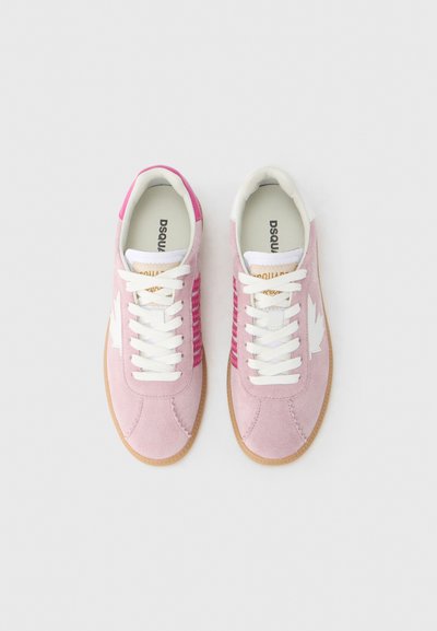 Ροζ σουέτ αθλητικά παπούτσια με λευκά κορδόνια και λαστιχένιες σόλες. Διαθέτουν πολύστυλα ροζ σημεία, λογότυπο φύλλου και μαλακό γιακά για άνεση.