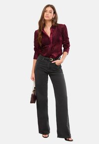 REGULAR FIT - Paitapusero - burgundy velvet dogtooth