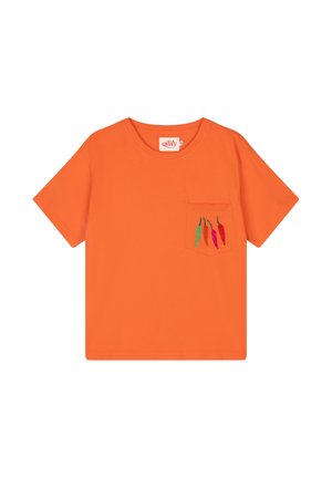 Oranje katoenen T-shirt met een ronde hals en korte mouwen, voorzien van een geborduurd zakontwerp met rode, groene en paarse chilipepers.