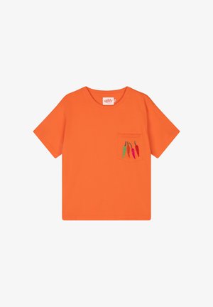 Oranje katoenen T-shirt met een ronde hals en korte mouwen, voorzien van een geborduurd zakontwerp met rode, groene en paarse chilipepers.