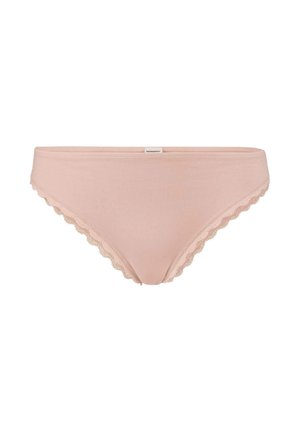 Blush roze katoenen slip met scalloped kantafwerking langs de tailleband en beenopeningen, met een eenvoudig ontwerp en een label op de achterkant.