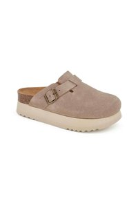 Zoccolo in suede marrone con punta arrotondata, cinturino regolabile e suola platform beige con bordo seghettato. Accento in sughero marrone nel tacco.