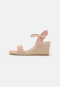 Unselected, powder pleats