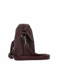 Burgunderfarbenes Handtasche mit strukturierter Oberfläche, Reißverschlussverschluss, verstellbarem Schultergurt und silberfarbener Hardware. Kompakte Form mit einem schlanken Design.