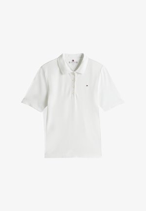 Biela polokošeľa s krátkym rukávom, golierom a štyrmi gombíkmi, s malým červeno-bielo-modrým logom na ľavej strane hrudníka.