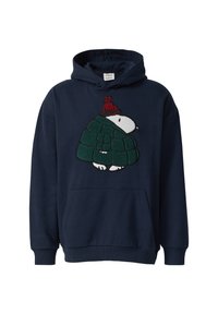 Marineblauwe hoodie met een getextureerd, groen en wit geborduurd dierenontwerp, met een rode hoed. Inclusief een voorzak en ribgebreide cuffs.