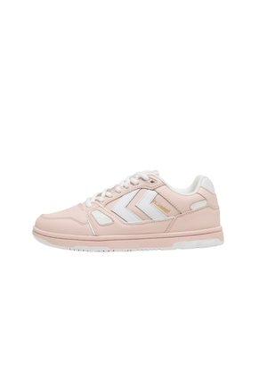 Světlé růžové tenisky značky Hummel s bílými chevronovými pruhy, bílými tkaničkami a polstrovaným límcem, pohled ze strany na bílém pozadí.