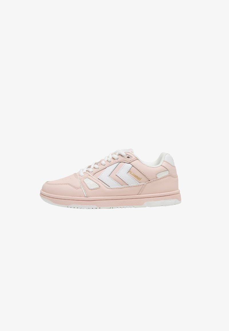 Baskets Hummel rose clair avec des bandes chevrons blanches, des lacets blancs et un col rembourré, vues de profil sur un fond blanc.