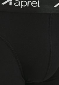 Schwarze Boxershorts aus weichem Stoff, mit einem weißen Logo-Bund und einer bequemen Passform mit Flachnähten für Komfort und Langlebigkeit.