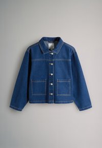 Geacă din denim albastru cu mâneci lungi, închidere frontală cu nasturi, două buzunare mari frontale și guler pe un fundal simplu.