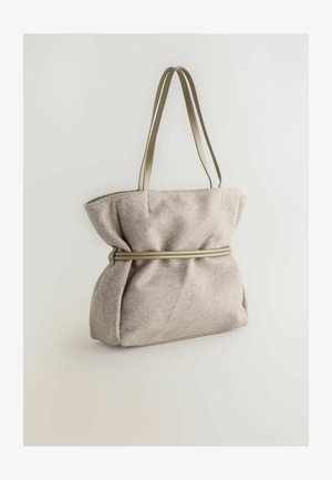 Bolso de mano gris de felpa con un diseño recogido, que presenta una correa de color gris claro en contraste y una banda de acento. Textura suave, estructura blanda.
